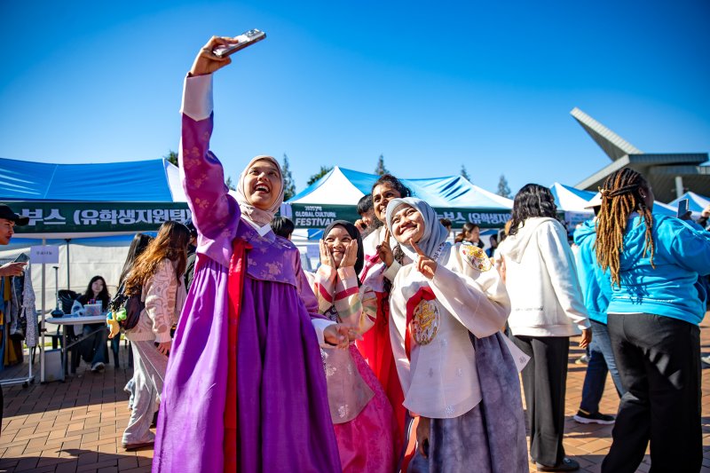 2025 YU Global Culture Festival에 참가한 외국인 유학생들이 한복 체험을 하며 즐거워 하고 있다. *재판매 및 DB 금지