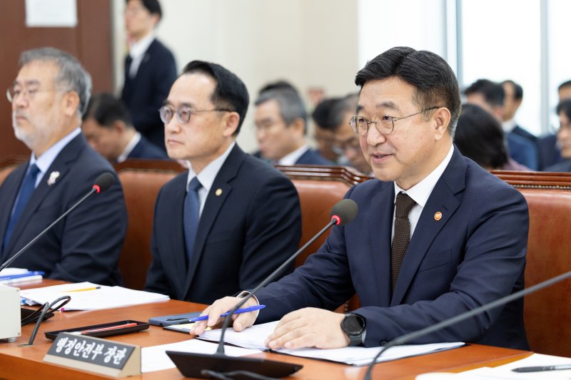 윤호중 행정안전부 장관이 30일 서울 여의도 국회에서 열린 행정안전위원회 행정안전부 등에 대한 국정감사에 출석해 의원 질의에 답변하고 있다. 2025.10.30/뉴스1 ⓒ News1 이승배 기자