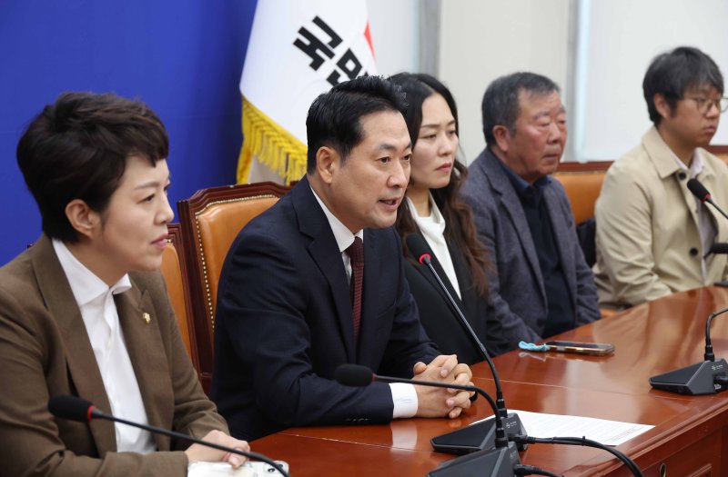[서울=뉴시스] 조성봉 기자 = 장동혁 국민의힘 대표가 30일 서울 여의도 국회에서 열린 12.29 무안공항 제주항공여객기 참사 유가족협의회 대표단 면담에서 발언을 하고 있다. 2025.10.30. suncho21@newsis.com