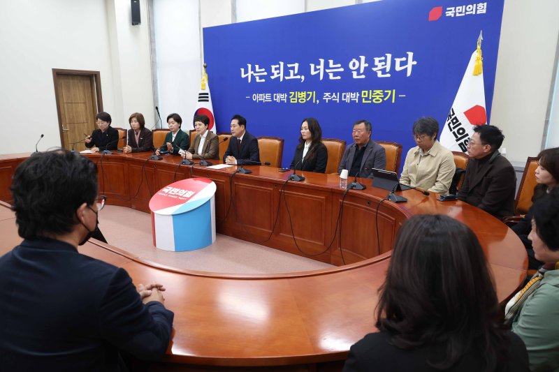 [서울=뉴시스] 조성봉 기자 = 장동혁 국민의힘 대표가 30일 서울 여의도 국회에서 열린 12.29 무안공항 제주항공여객기 참사 유가족협의회 대표단 면담에서 발언을 하고 있다. 2025.10.30. suncho21@newsis.com