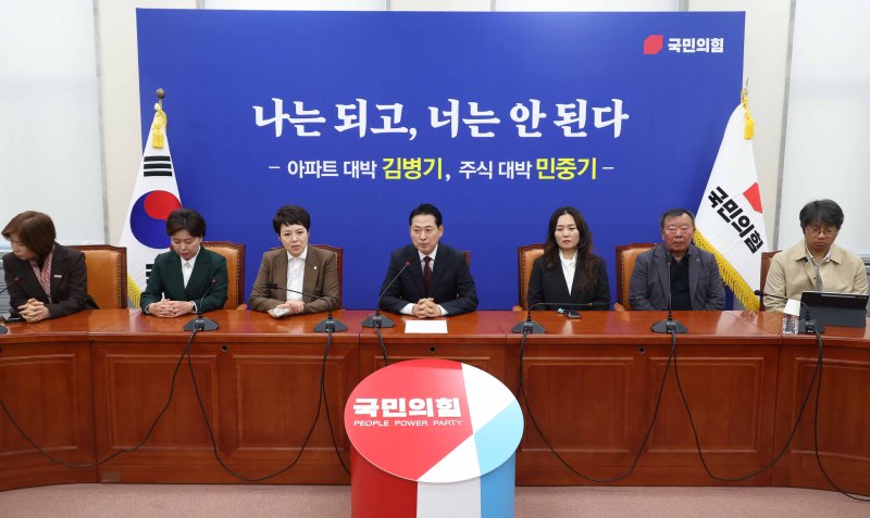 [서울=뉴시스] 조성봉 기자 = 장동혁 국민의힘 대표가 30일 서울 여의도 국회에서 열린 12.29 무안공항 제주항공여객기 참사 유가족협의회 대표단 면담에서 발언을 하고 있다. 2025.10.30. suncho21@newsis.com