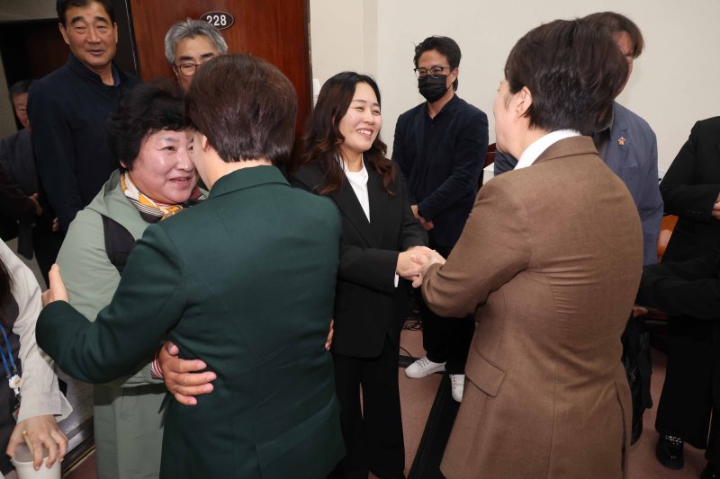 [서울=뉴시스] 조성봉 기자 = 양향자 국민의힘 최고위원과 김은혜 원내정책수석부대표가 30일 서울 여의도 국회에서 열린 12.29 무안공항 제주항공여객기 참사 유가족협의회 대표단 면담에서 김유진(오른쪽 두번째) 유가족협의회 대표를 비롯한 참석자들과 인사를 하고 있다. 2025.10.30. suncho21@newsis.com