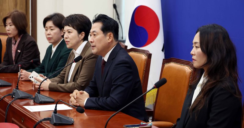 [서울=뉴시스] 조성봉 기자 = 장동혁 국민의힘 대표가 30일 서울 여의도 국회에서 열린 12.29 무안공항 제주항공여객기 참사 유가족협의회 대표단 면담에서 발언을 하고 있다. 2025.10.30. suncho21@newsis.com