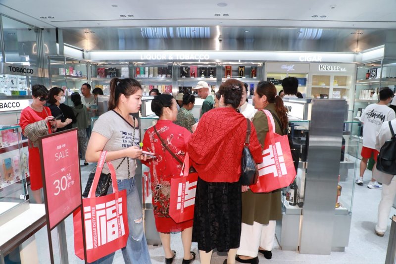 관세청과 (사)한국면세점협회는 29일부터 11월 30일까지 전국 공항만 면세점 및 시내면세점에서 ‘코리아듀티프리페스타(Korea Duty-Free FESTA)’를 개최한다. 사진은 중국 단체관광 무비자 정책 시행 첫날인 29일 서울 중구 신세계면세점 명동점에서 관광객들이 쇼핑을 하는 모습. (신세계면세점 제공. 재판매 및 DB 금지) 2025.9.29/뉴스1