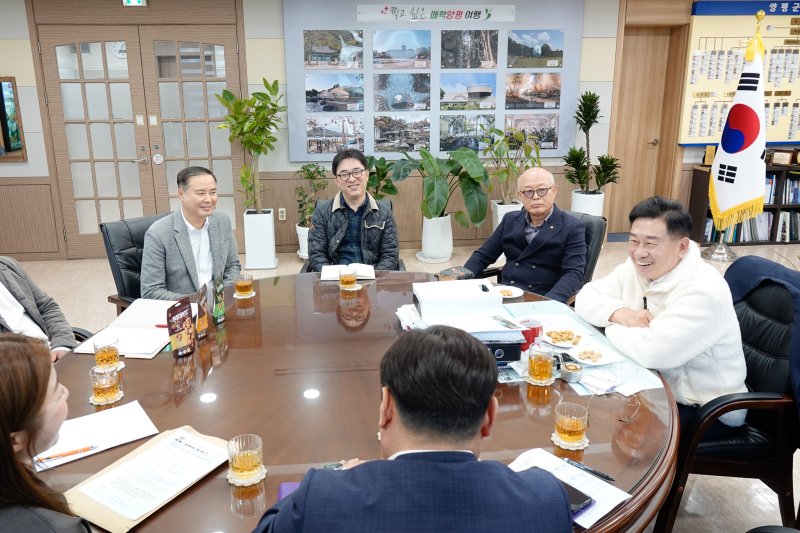 지난 27일 경기 양평군 군수 집무실에서 '2025 호주 해외시장 개척단' 성과 보고 간담회가 진행되고 있다.(양평군 제공. 재판매 및 DB 금지)/뉴스1