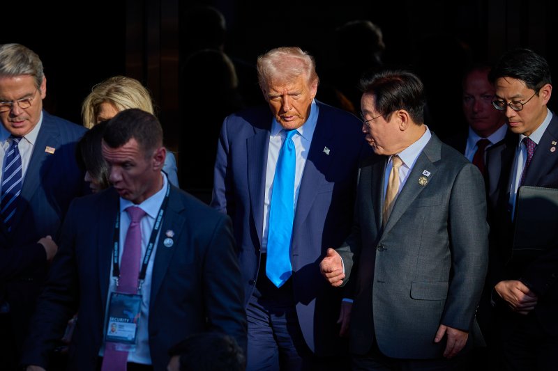 이재명 대통령이 지난 29일 경북 경주박물관에서 열린 한미 정상회담을 마친 뒤 도널드 트럼프 미국 대통령을 배웅하고 있다. (이재명 대통령 SNS. 재판매 및 DB 금지) 2025.10.30/뉴스1 ⓒ News1 허경 기자