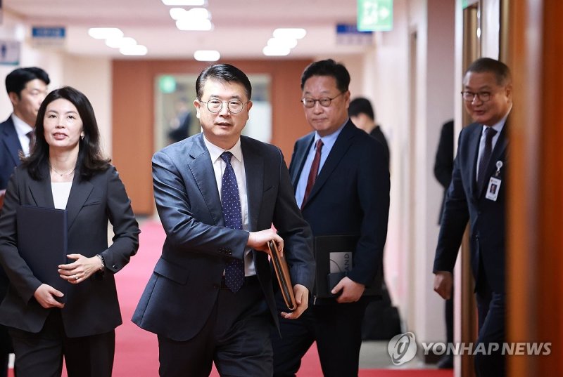 국무회의 배석하는 대통령실 참모진 (출처=연합뉴스)