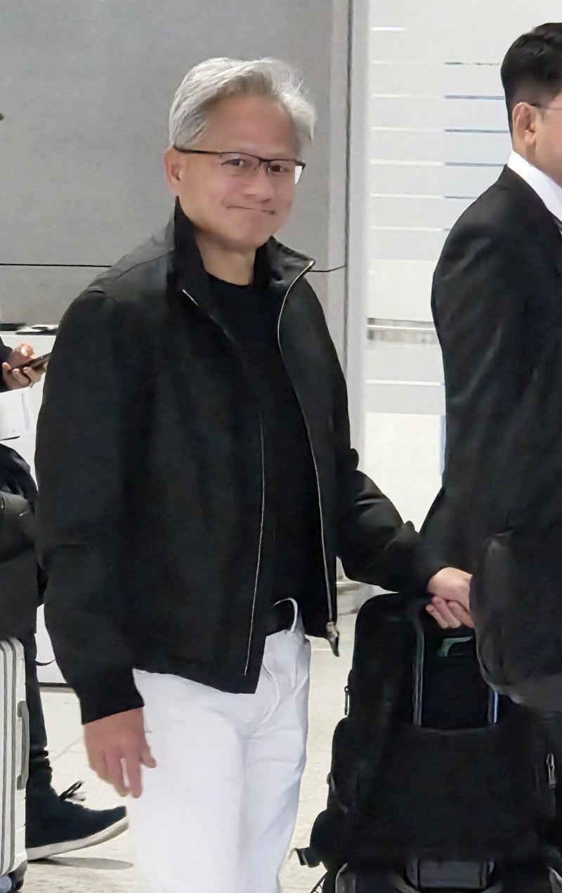 아시아태평양경제협력체(APEC) 정상회의를 계기로 방한하는 2025 바카라사이트 황 엔비디아 최고경영자(CEO)가 30일 인천국제공항을 통해 입국하고 있다.연합뉴스