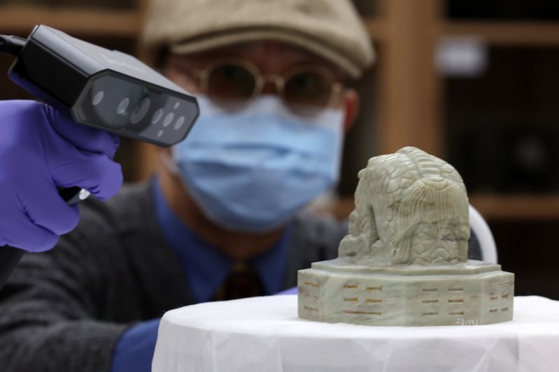 [서울=뉴시스] 박진희 기자 = 국립고궁박물관 수장고 속 왕실 유산 심층조사가 열린 30일 서울 종로구 국립고궁박물관 열린수장고에서 김용희 옥장 보유자가 1907년 제작한 '고종 가상존호 옥보'를 심층조사 하고 있다. 2025.10.232025.10.00. pak7130@newsis.com