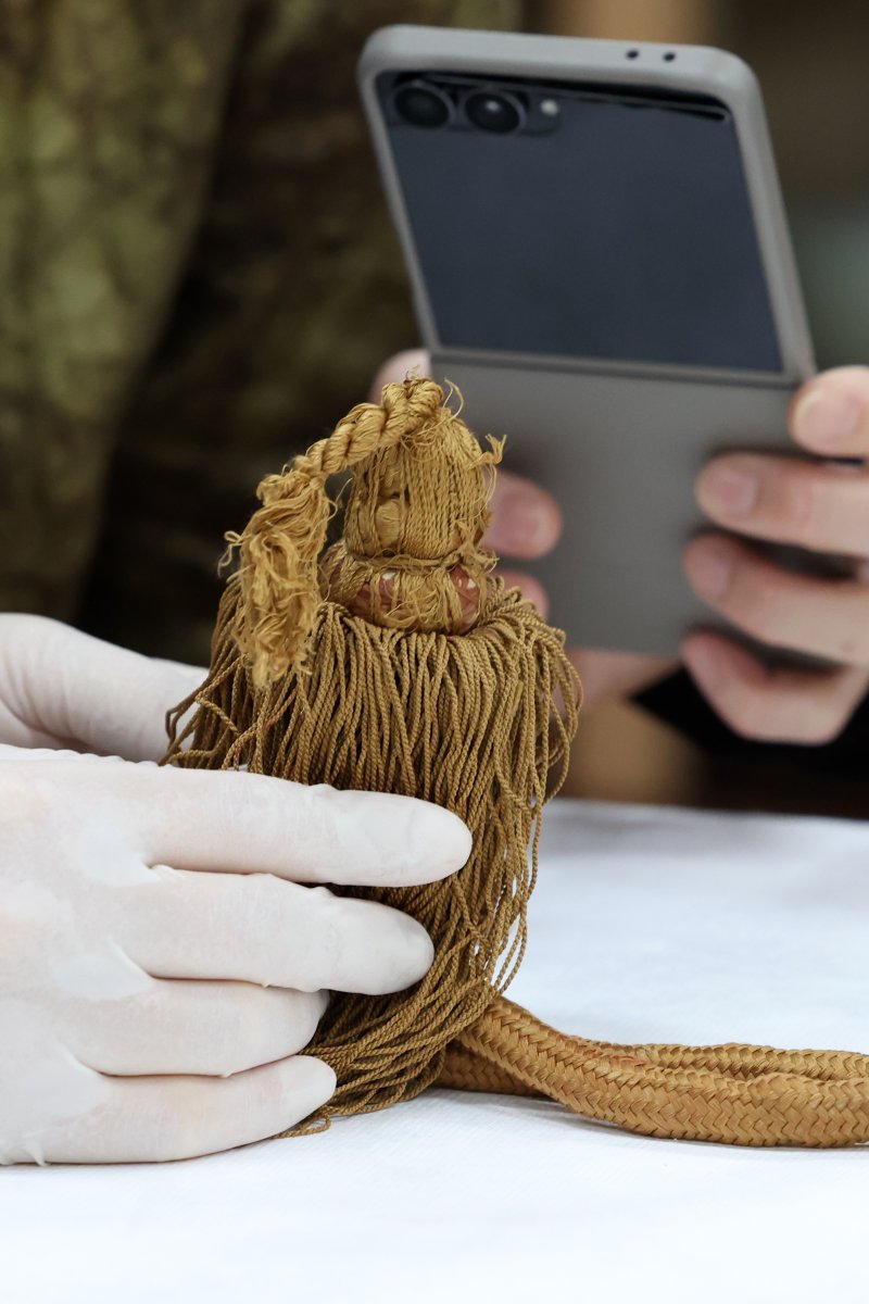 [서울=뉴시스] 박진희 기자 = 국립고궁박물관 수장고 속 왕실 유산 심층조사가 열린 30일 서울 종로구 국립고궁박물관 열린수장고에서 박선경 매듭장 전승교육사와 박선희 매듭장 이수자가 1667년 제작한 '숙종 왕세자책봉 옥인'을 심층조사 하고 있다. 2025.10.232025.10.00. pak7130@newsis.com