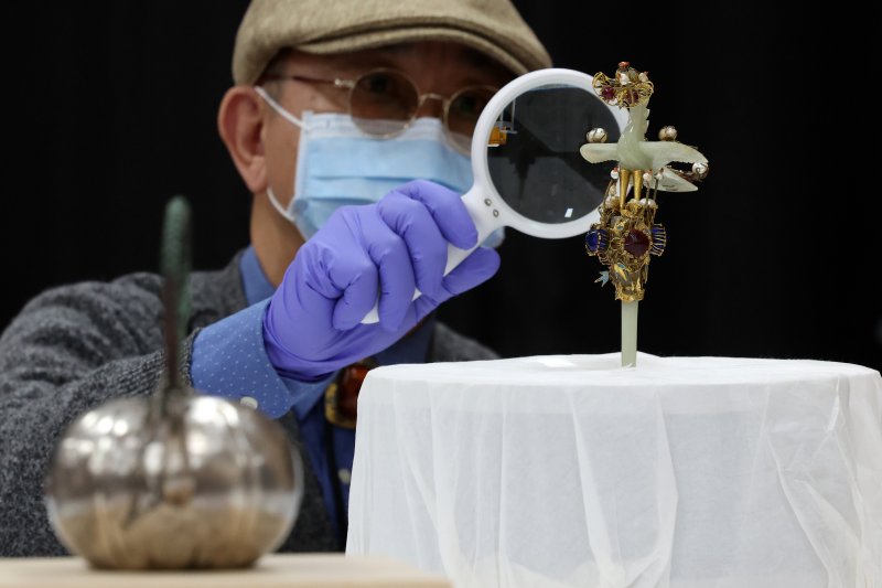 [서울=뉴시스] 박진희 기자 = 국립고궁박물관 수장고 속 왕실 유산 심층조사가 열린 30일 서울 종로구 국립고궁박물관 열린수장고에서 김용희 옥장 보유자가 '은제과형주전자'와 '영친왕비 백옥봉황꽂이'를 살펴보고 하고 있다. 2025.10.232025.10.00. pak7130@newsis.com