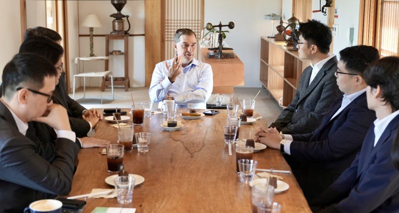 맷 가먼 AWS CEO(가운데)가 업스테이지, 핀다, 퓨리오사AI, 트웰브랩스 등 국내 AI 스타트업 관계자들과 간담회를 열었다. AWS 제공