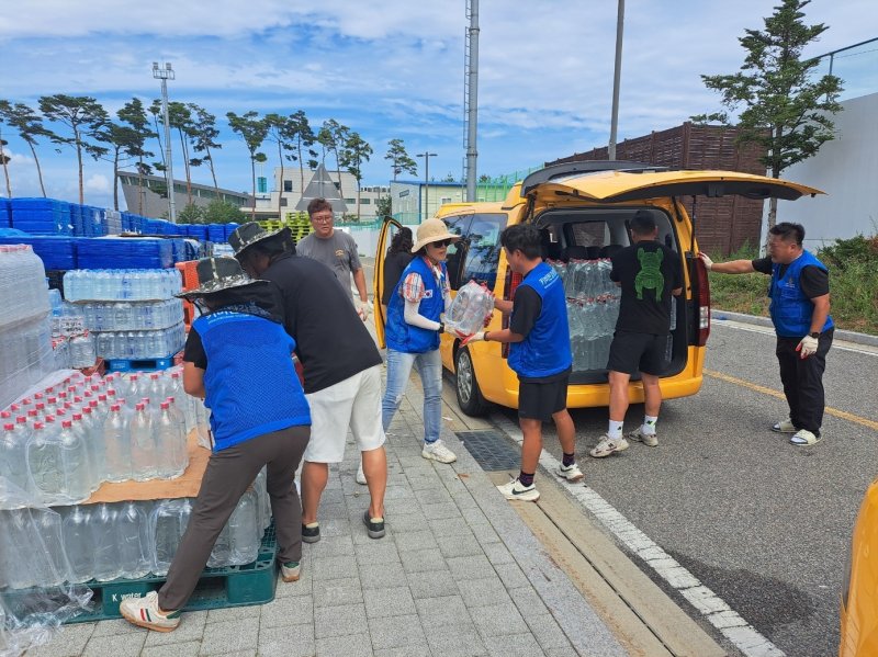 지난 여름 강릉 가뭄사태 당시 시민 식수난에 사용하고 남은 생수를 배부하는 모습.(강릉시 제공, 재판매 및 DB 금지) 2025.10.30/뉴스1