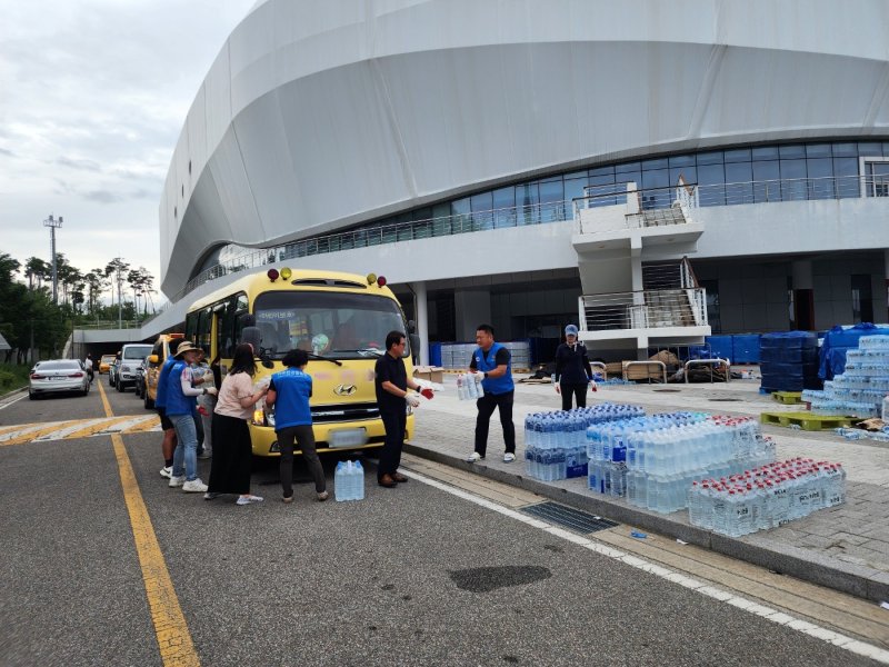 지난 여름 강릉 가뭄사태 당시 시민 식수난에 사용하고 남은 생수를 배부하는 모습.(강릉시 제공, 재판매 및 DB 금지) 2025.10.30/뉴스1
