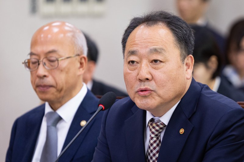 손인혁 헌법재판소 사무처장이 30일 서울 여의도 국회에서 열린 법제사법위원회의 법무부 등에 대한 국정감사에서 의원 질의에 답하고 있다. 2025.10.30/뉴스1 ⓒ News1 유승관 기자