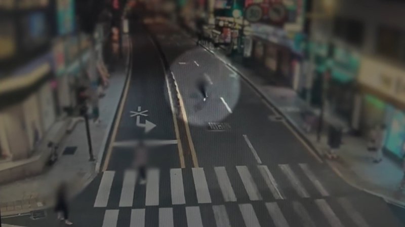 [부산=뉴시스] 부산 도심 가게에 몰래 들어가 절도 행각을 벌인 30대 남성이 범행 이후 달아나고 있다. (사진=부산경찰청 제공) 2025.10.30. photo@newsis.com *재판매 및 DB 금지