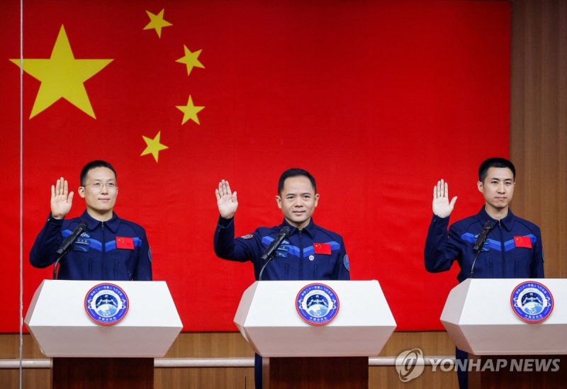 中 유인우주선 선저우 21호에 탑승할 우주비행사들 (출처=연합뉴스)