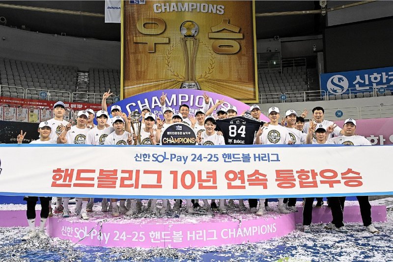'10년 권세' 두산, 핸드볼 리그 10년 연속 우승 금자탑 (출처=연합뉴스)