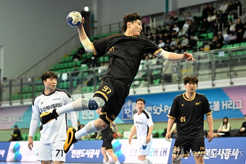 30일 두산 전에서 슛을 던지는 인천도시공사 진유성 (출처=연합뉴스)