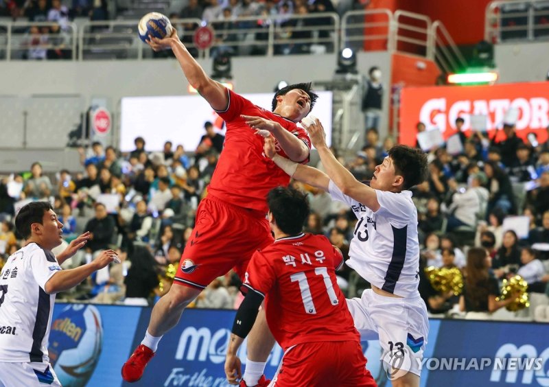 압박 뚫어내고 공격하는 박광순 (출처=연합뉴스)