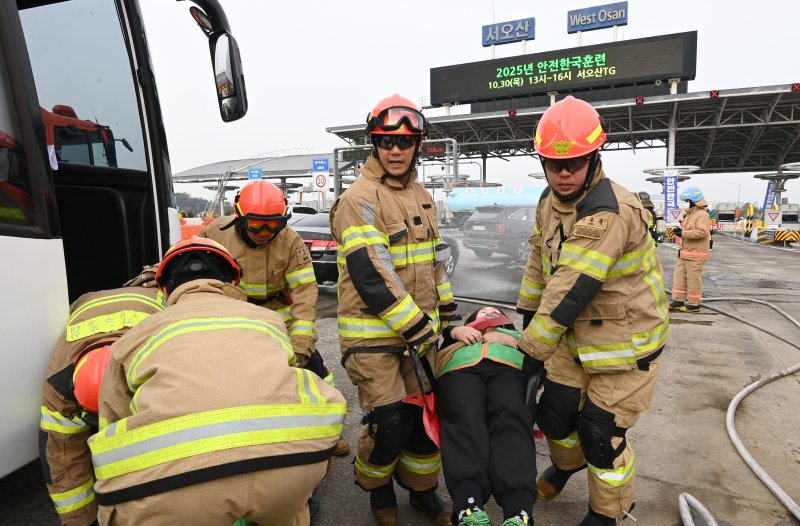 [오산=뉴시스] 김종택 기자 = 30일 경기 오산화성 고속도로 서오산 톨게이트에서 '2025년 재난대응 안전한국훈련'이 진행되고 있다.이번 훈련은 겨울철 폭설 및 결빙으로 인한 고속도로 다중 추돌사고와 인근 다중밀집시설에서의 대형화재 발생 상황을 가정해 실시됐다. 2025.10.30. jtk@newsis.com