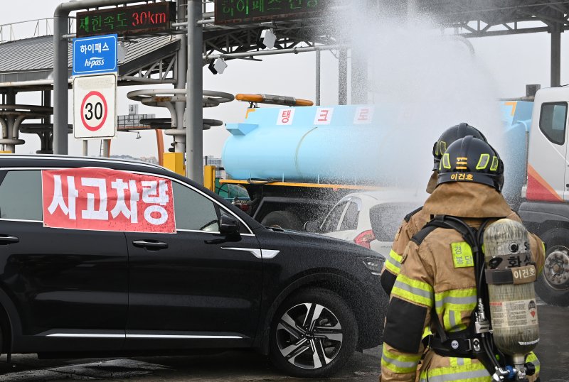 [오산=뉴시스] 김종택 기자 = 30일 경기 오산화성 고속도로 서오산 톨게이트에서 '2025년 재난대응 안전한국훈련'이 진행되고 있다.이번 훈련은 겨울철 폭설 및 결빙으로 인한 고속도로 다중 추돌사고와 인근 다중밀집시설에서의 대형화재 발생 상황을 가정해 실시됐다. 2025.10.30. jtk@newsis.com