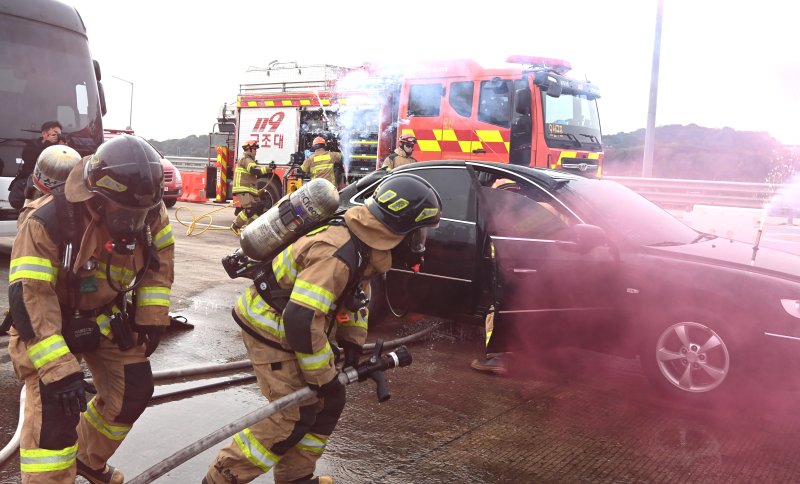 [오산=뉴시스] 김종택 기자 = 30일 경기 오산화성 고속도로 서오산 톨게이트에서 '2025년 재난대응 안전한국훈련'이 진행되고 있다.이번 훈련은 겨울철 폭설 및 결빙으로 인한 고속도로 다중 추돌사고와 인근 다중밀집시설에서의 대형화재 발생 상황을 가정해 실시됐다. 2025.10.30. jtk@newsis.com