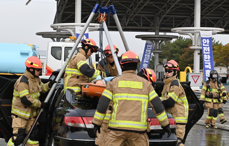 [오산=뉴시스] 김종택 기자 = 30일 경기 오산화성 고속도로 서오산 톨게이트에서 '2025년 재난대응 안전한국훈련'이 진행되고 있다.이번 훈련은 겨울철 폭설 및 결빙으로 인한 고속도로 다중 추돌사고와 인근 다중밀집시설에서의 대형화재 발생 상황을 가정해 실시됐다. 2025.10.30. jtk@newsis.com
