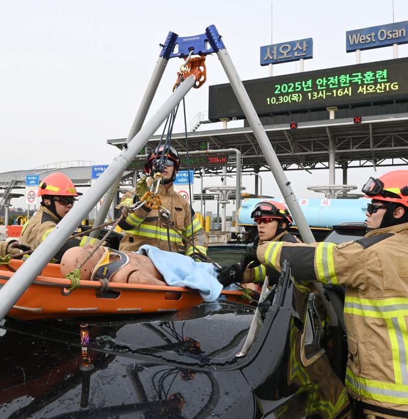 [오산=뉴시스] 김종택 기자 = 30일 경기 오산화성 고속도로 서오산 톨게이트에서 '2025년 재난대응 안전한국훈련'이 진행되고 있다. 이번 훈련은 겨울철 폭설 및 결빙으로 인한 고속도로 다중 추돌사고와 인근 다중밀집시설에서의 대형화재 발생 상황을 가정해 실시됐다. 2025.10.30. jtk@newsis.com