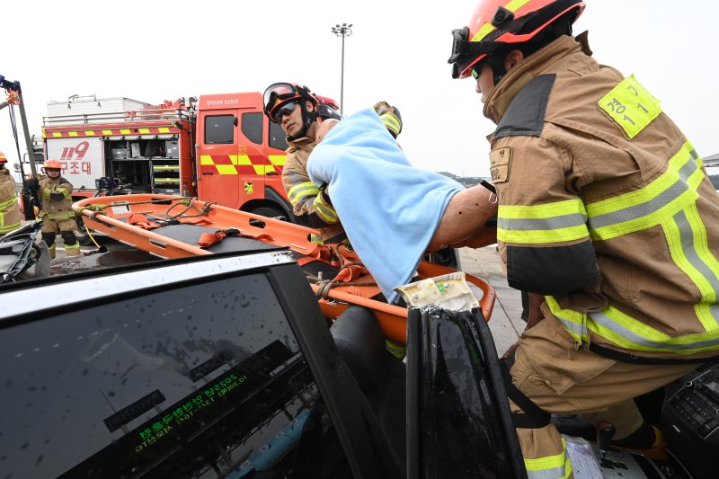 [오산=뉴시스] 김종택 기자 = 30일 경기 오산화성 고속도로 서오산 톨게이트에서 '2025년 재난대응 안전한국훈련'이 진행되고 있다.이번 훈련은 겨울철 폭설 및 결빙으로 인한 고속도로 다중 추돌사고와 인근 다중밀집시설에서의 대형화재 발생 상황을 가정해 실시됐다. 2025.10.30. jtk@newsis.com