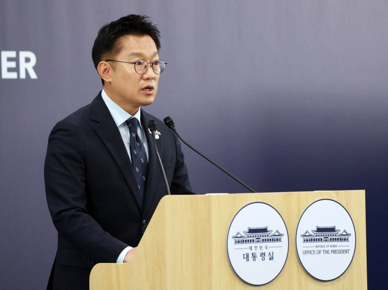 [경주=뉴시스] 고범준 기자 = 김남준 대변인이 30일 경북 경주 국제미디어센터(IMC) 중앙기자실에서 한-캐나다 정상회담 관련 브리핑을 하고 있다. 2025.10.30. bjko@newsis.com