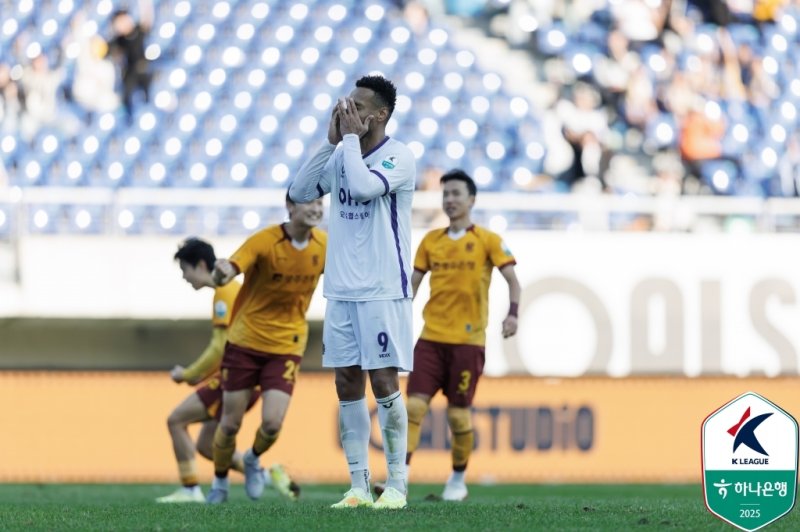 페널티킥 실축 이후 아쉬워하는 FC안양 모따 (출처=연합뉴스)