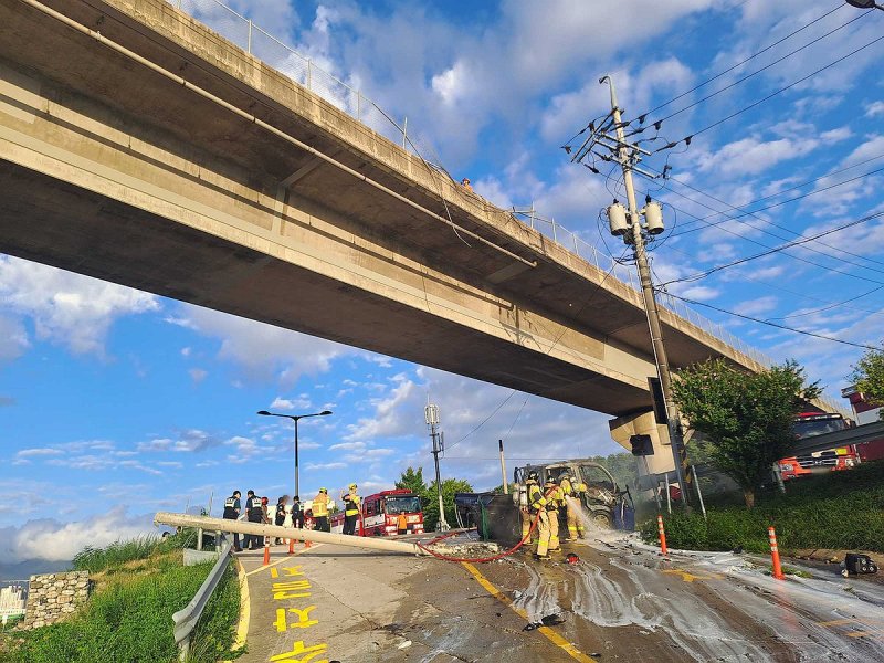 강릉대교 트럭 추락 화재 교통사고 (출처=연합뉴스)