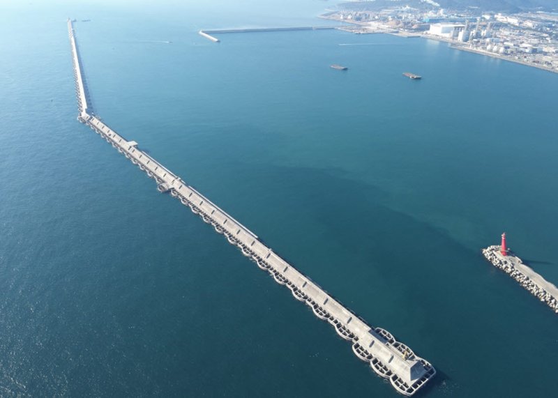 [울산=뉴시스] 울산지방해양수산청이 울산신항 2단계 개발사업의 마지막 공사인 남방파제 2단계 3공구 축조사업을 오는 31일 준공한다. (사진=울산지방해양수산청 제공) photo@newsis.com *재판매 및 DB 금지