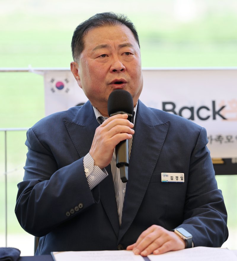 8일 경기 파주시 임진각에서 열린 '파주시-납북자가족모임, 대북 전단 살포 중단 공식 선언 공동 기자회견'에서 김경일 파주시장이 발언하고 있다. 2025.7.8/뉴스1 ⓒ News1 오대일 기자