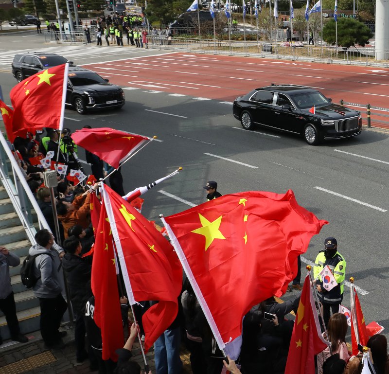 시진핑 중국 국가주석이 탑승한 훙치 N701이 30일 부산 강서구 김해국제공항에서 미중 정상회담을 마치고 아시아태평양경제협력체(APEC) 정상회의에 참석하기 위해 경북 경주로 이동하고 있다. 2025.10.30/뉴스1 ⓒ News1 윤일지 기자