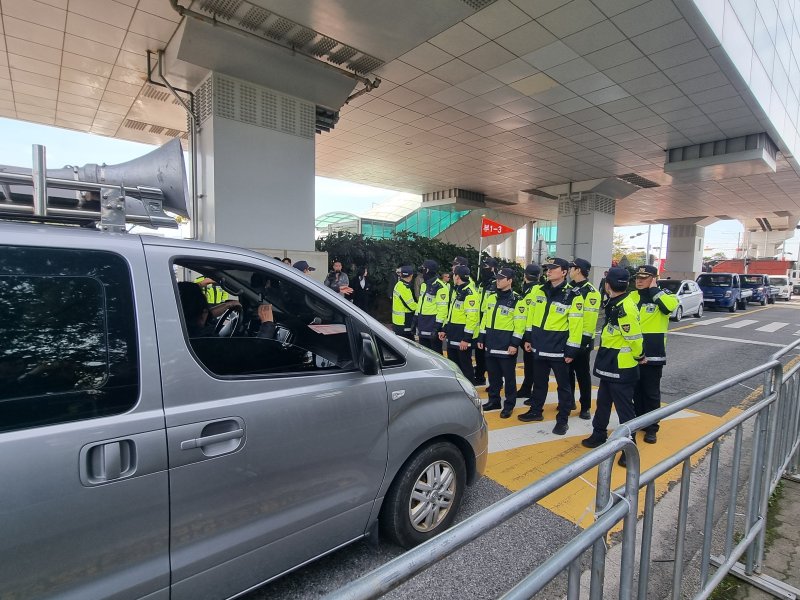 한 보수 유튜버의 차량이 화교단체의 시진핑 주석 환영 집회로 진입하려다 제지당하고 있는 모습. 2025.10.30/뉴스1 ⓒ News1 임순택 기자