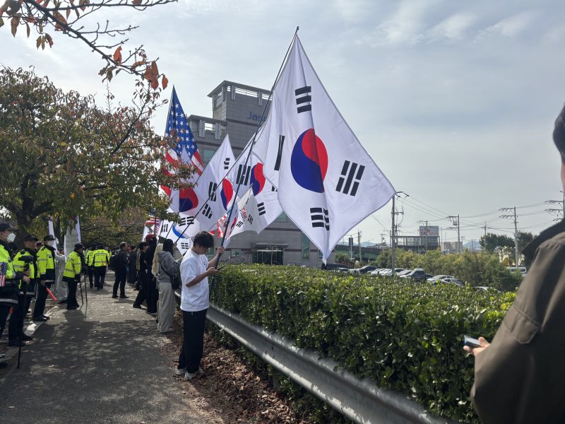 보수성향 단체들은 회담장에서 다소 먼 거리에서 대형 태극기와 성조기를 흔들며 집회를 가졌다. 2025.10.30/뉴스1 ⓒ News1 홍윤 기자
