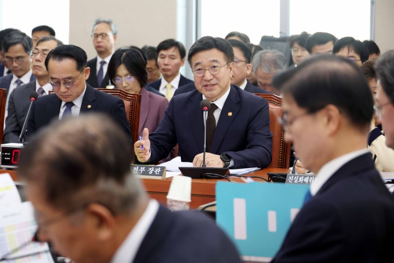 [서울=뉴시스] 조성봉 기자 = 윤호중 행정안전부 장관이 30일 오전 서울 여의도 국회 행정안전위원회에서 열린 행안부 등 종합감사에서 의원의 질의에 답변하고 있다. 2025.10.30. suncho21@newsis.com