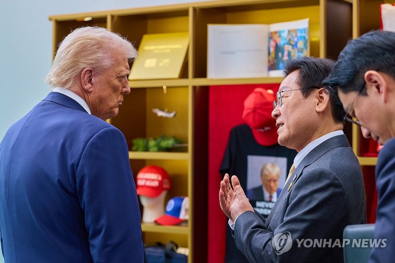 트럼프 굿즈 전시품 관람하는 한미 정상 (출처=연합뉴스)