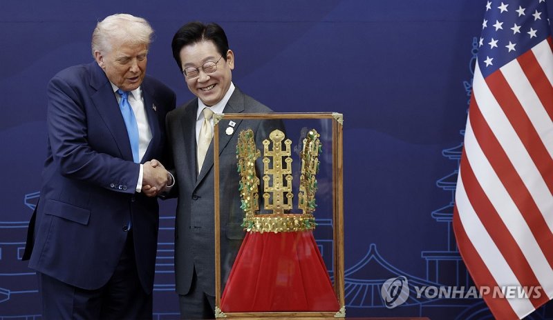 '천마총 금관 모형'과 한미 정상 (출처=연합뉴스)