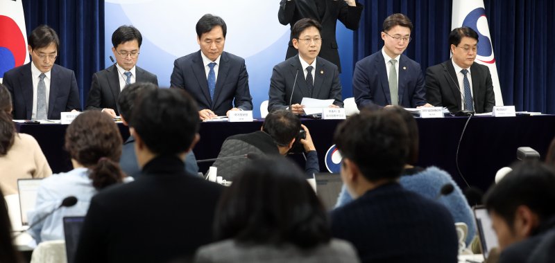 [서울=뉴시스] 추상철 기자 = 배경훈 부총리 겸 과학기술정보통신부 장관이 22일 오후 서울 종로구 정부서울청사에서 열린 '범부처 정보보호 종합대책' 합동브리핑에서 발언하고 있다. 왼쪽부터 이용석 행정안전부 디지털정부혁신실장, 신진창 금융위원회 사무처장, 김창섭 국가정보원 3차장, 배 부총리, 류제명 과학기술정보통신부 2차관, 이정렬 개인정보보호위원회 부위원장 직무대리. 2025.10.22. scchoo@newsis.com