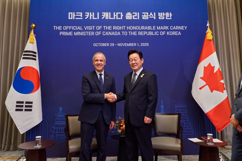 이재명 대통령과 마크 카니 캐나다 총리가 30일 경북 경주의 한 호텔에서 열린 한-캐나다 정상회담에 앞서 악수하고 있다. (대통령실 제공. 재판매 및 DB 금지) 2025.10.30/뉴스1 ⓒ News1 허경 기자