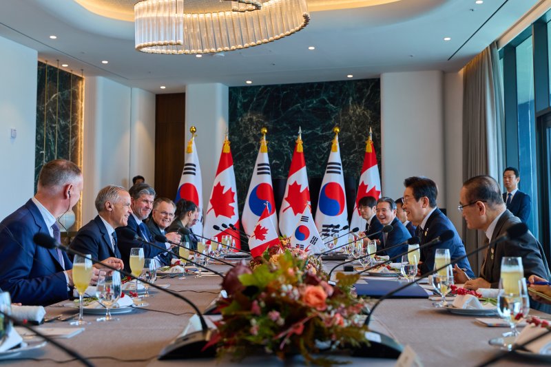 이재명 대통령과 마크 카니 캐나다 총리가 30일 경북 경주의 한 호텔에서 한-캐나다 확대 오찬회담을 하고 있다. (대통령실 제공. 재판매 및 DB 금지) 2025.10.30/뉴스1 ⓒ News1 허경 기자