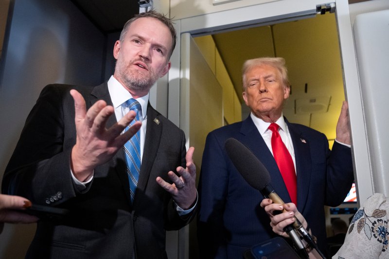 미국의 도늘더 트럼프 대통령(오른쪽)이 지난해 10월 30일 부산 김해 국제공항에서 이륙한 전용기에서 제이미슨 그리어 미국무역대표부(USTR) 대표와 함께 기자들의 질문에 답하고 있다.AP연합뉴스