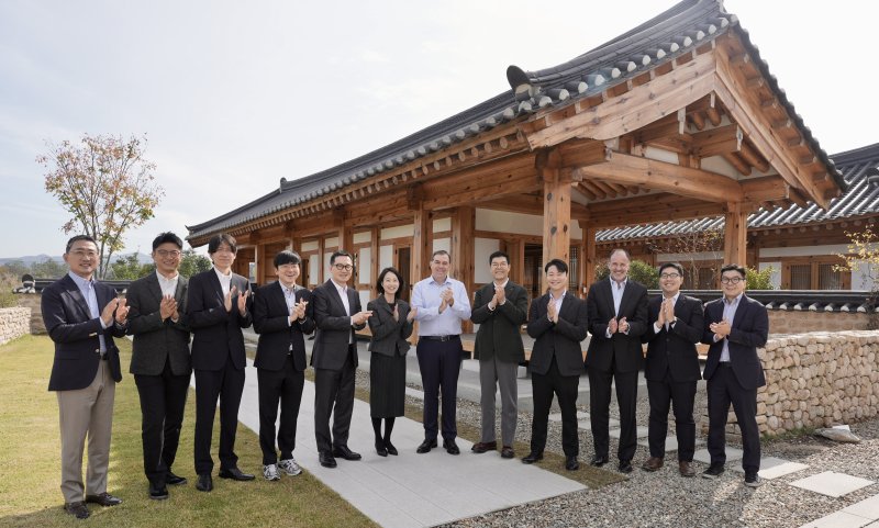 (왼쪽부터) 함기호 AWS코리아 대표, 이활석 업스테이지 CTO, 박홍민 핀다 공동대표, 김종윤 스캐터랩 대표, 이동건 마이리얼트립 대표, 이혜민 핀다 공동대표, 맷 가먼(Matt Garman) AWS CEO, 류중희 리얼월드 대표, 이재성 트웰브랩스 대표, 하이메 발레스(Jaime Valles) 아시아·태평양·일본(APJ) 총괄 부사장, 강지훈 퓨리오사AI 최고연구책임자, 김영태 AWS코리아 스타트업 세일즈 총괄(사진=AWS 제공) *재판매 및 DB 금지