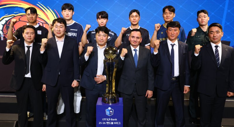 [서울=뉴시스] 박주성 기자 = 30일 서울 강서구 메이필드 호텔에서 열린 신한 SOL Bank 25-26 핸드볼 H리그 남자부 미디어데이에서 각팀 감독과 코치, 선수들이 기념촬영을 하고 있다. 사진 왼쪽부터 앞줄부터 반시계 방향으로 충남도청 이석 감독, 두산 박찬영 코치, 하남시청 백원철 감독, SK 호크스 누노 알바레즈 감독, 인천도시공사 장인익 감독, 상무피닉스 송병진 코치, 상무피닉스 신재섭 선수, 인천도시공사 박영준 선수, SK 호크스 김기민 선수, 하남시청 이병주 선수, 두산 이성민 선수, 충남도청 구창은 선수. 2025