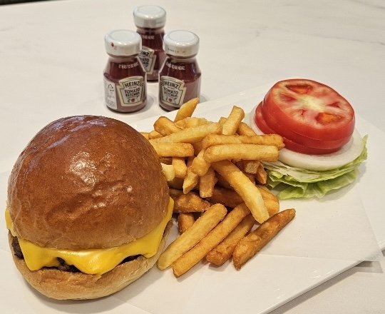 트럼프 대통령에게 제공된 치즈 버거와 케첩 3통을 재현한 모습/사진=경주힐튼호텔 제공, 연합뉴스