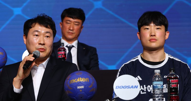 [서울=뉴시스] 박주성 기자 = 30일 서울 강서구 메이필드 호텔에서 열린 신한 SOL Bank 25-26 핸드볼 H리그 남자부 미디어데이에서 두산 박찬영 코치(왼쪽)와 이성민 선수가 취재진 질문에 답하고 있다. 2025.10.30. park7691@newsis.com