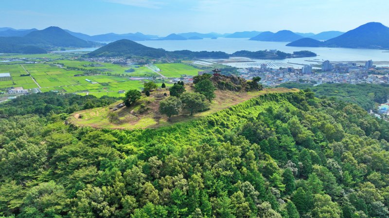 [거제=뉴시스] 신정철 기자= 경남 거제시 거제면 동상리 수정봉 정상에 위치한 수정산성이 사적 지정 추진 5년만에 지정이 완료돼 오는 11월 11일 거제농업개발원 잔디광장에서 사적 지정 기념행사를 갖는다.사진은 수정산성 전경.(사진=거제시 제공).2025.10.30. photo@newsis.com *재판매 및 DB 금지